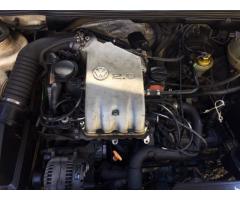 Auto volkswagen golf 2.0